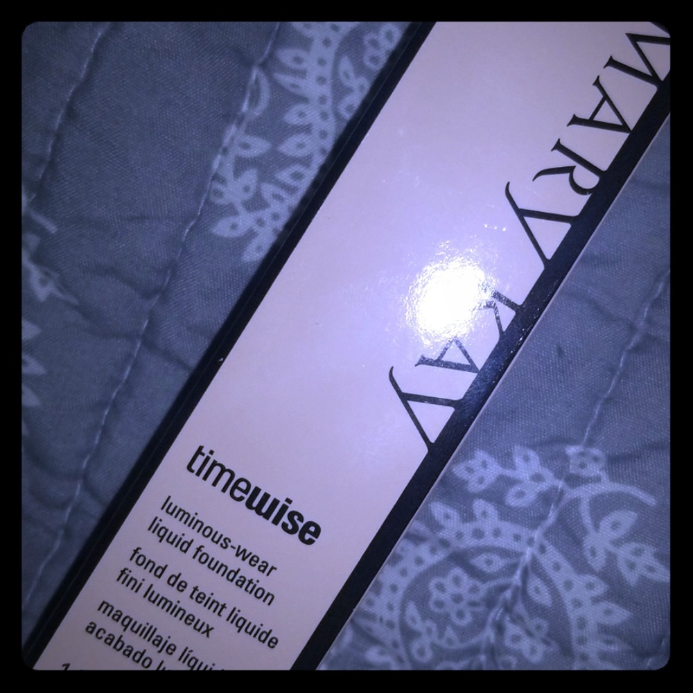 Ivory 2 Normal to Dry Skin Luminous-Wear